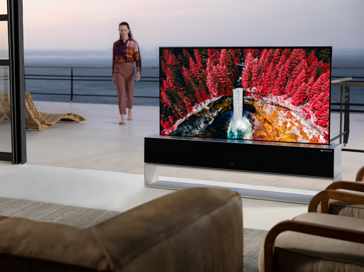 Zwijany ekran Signature OLED R w sklepach